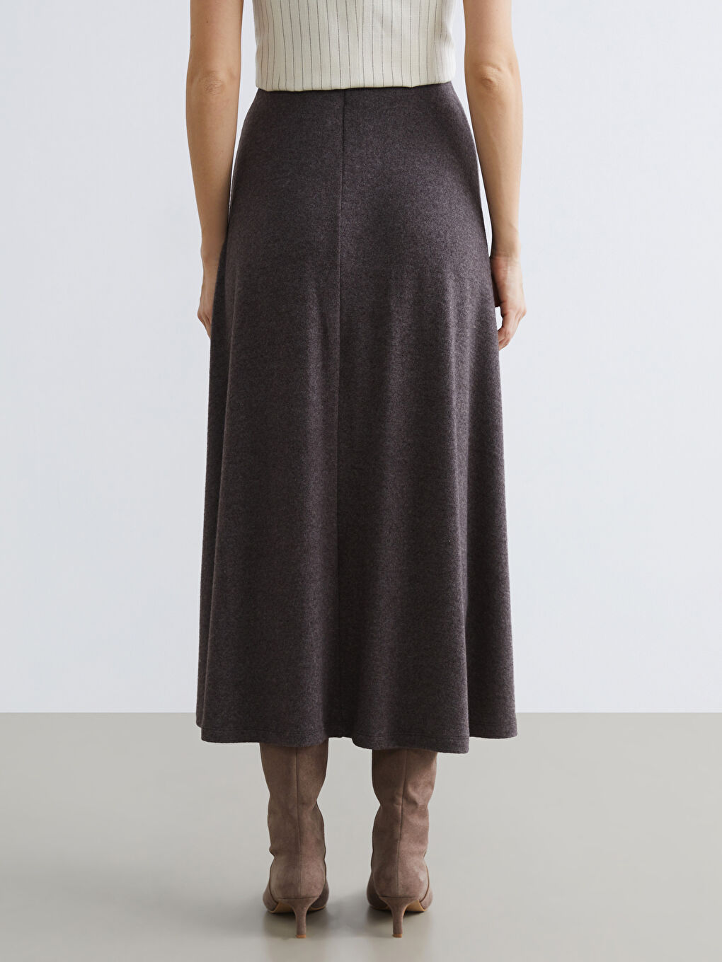 A flared skirt with an elasticated waist.-3