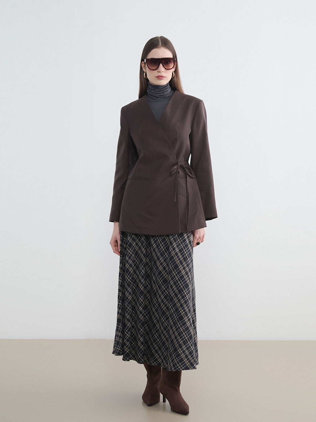 تنورة كلوش بنمط كاروهات مع وسط بسوستة