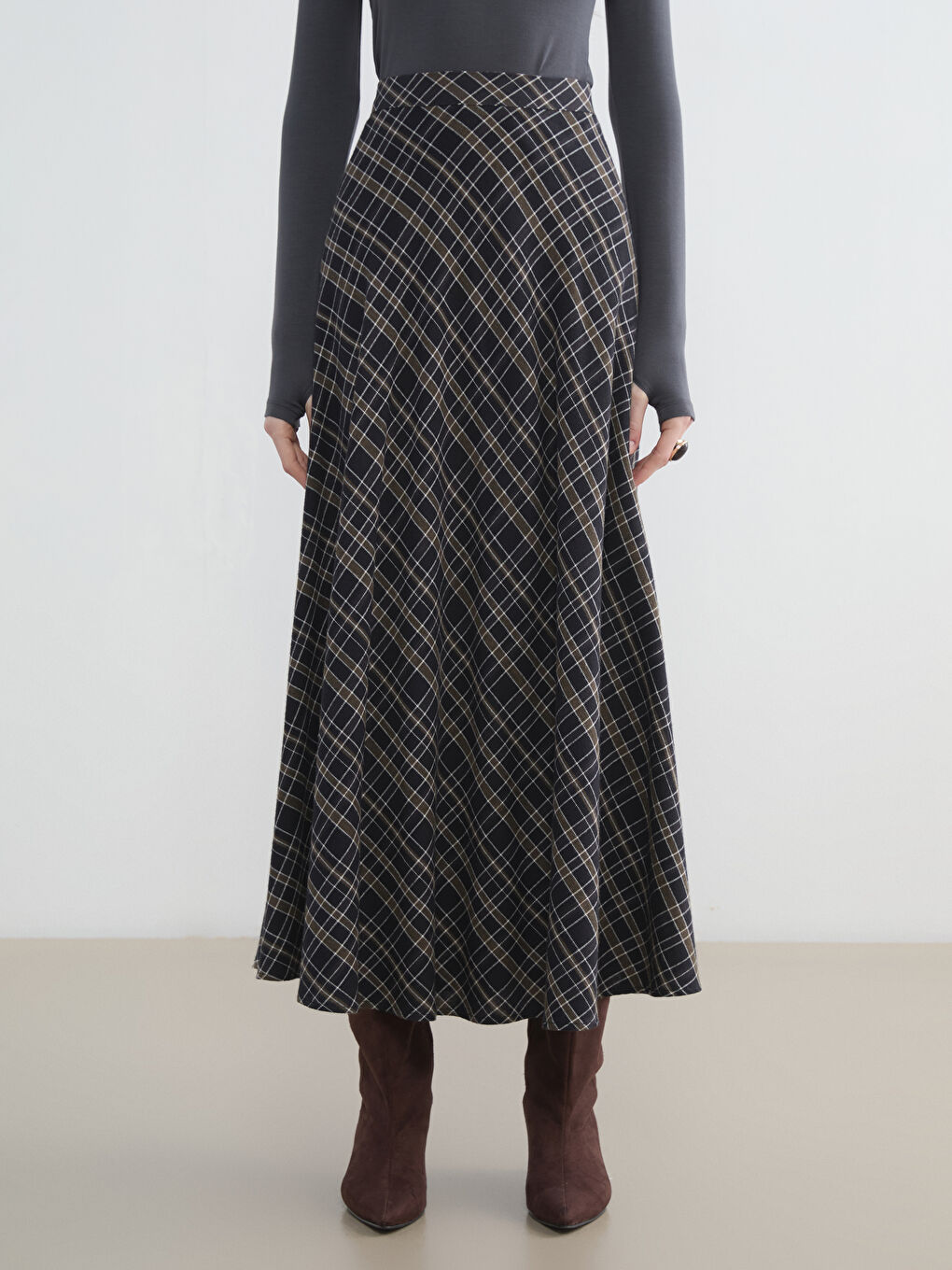 تنورة كلوش بنمط كاروهات مع وسط بسوستة-1