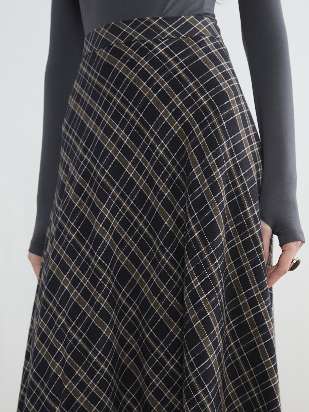 تنورة كلوش بنمط كاروهات مع وسط بسوستة-2