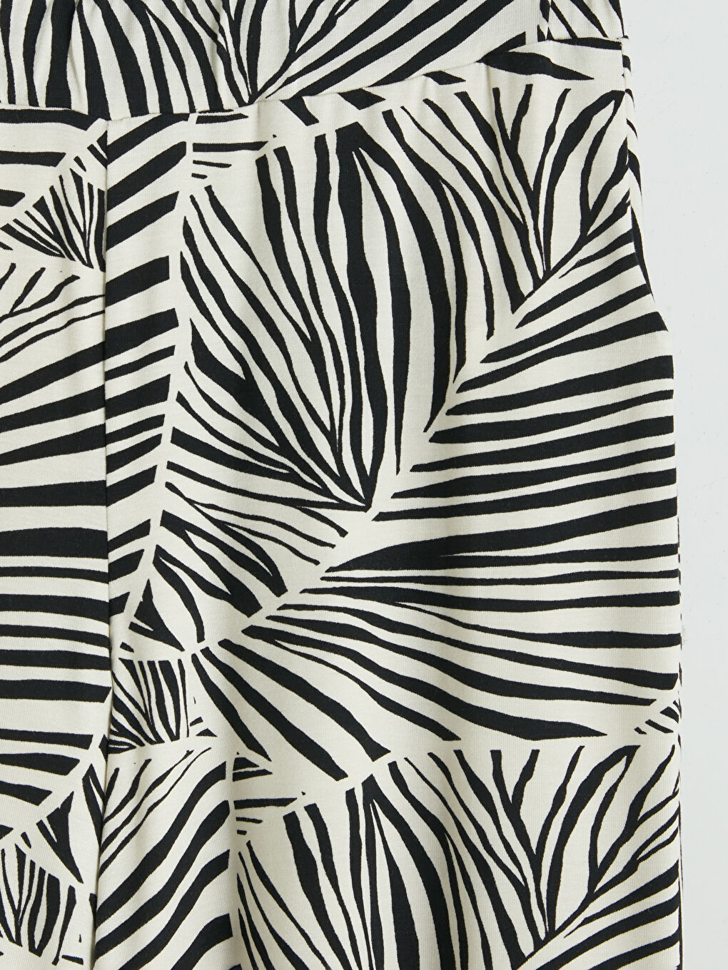 Siyah Yüksek Bel Zebra Desenli Kadın Şortolon-2