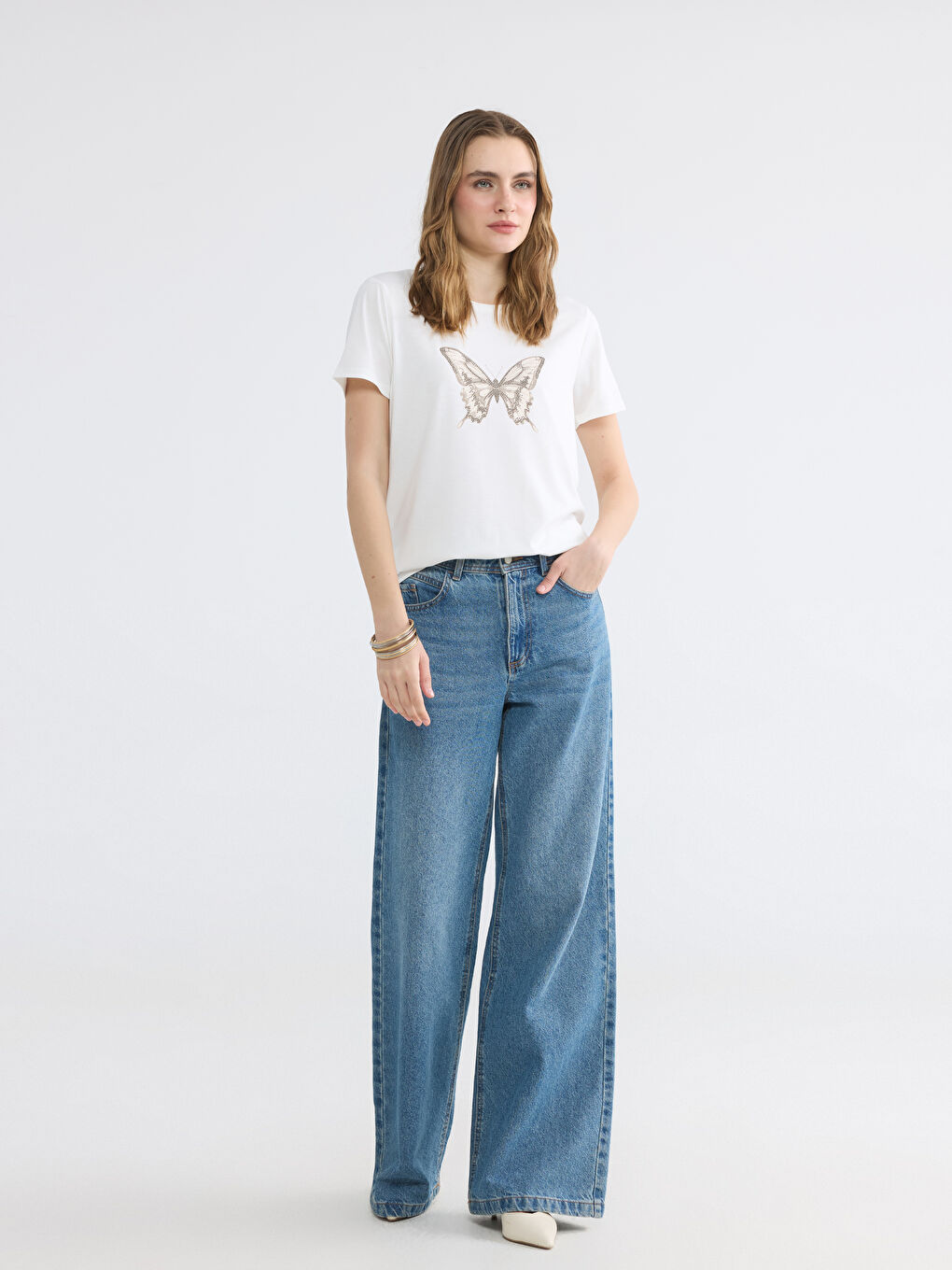 Beyaz Bisiklet Yaka Kelebek Baskılı Kadın Tişört-1