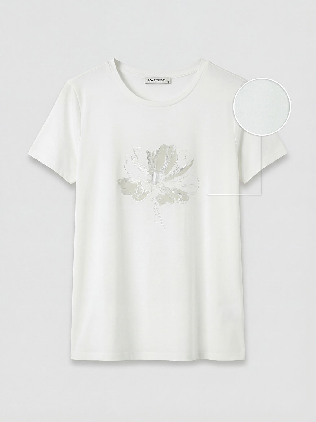 Beyaz Bisiklet Yaka Çiçekli Kadın Tişört-4