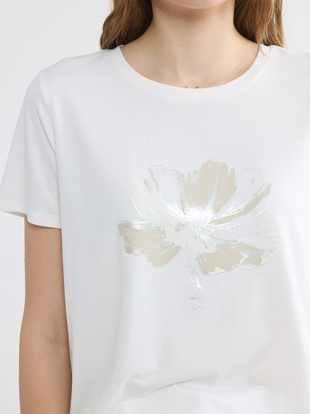Beyaz Bisiklet Yaka Çiçekli Kadın Tişört-2