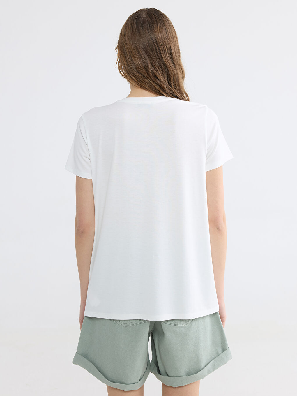 Beyaz Bisiklet Yaka Çiçekli Kadın Tişört-3