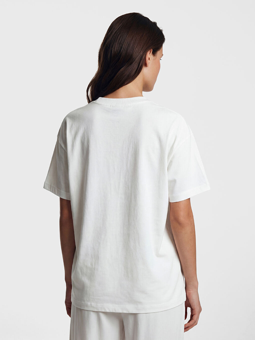 Beyaz Bisiklet Yaka Baskılı Kadın Tişört-3