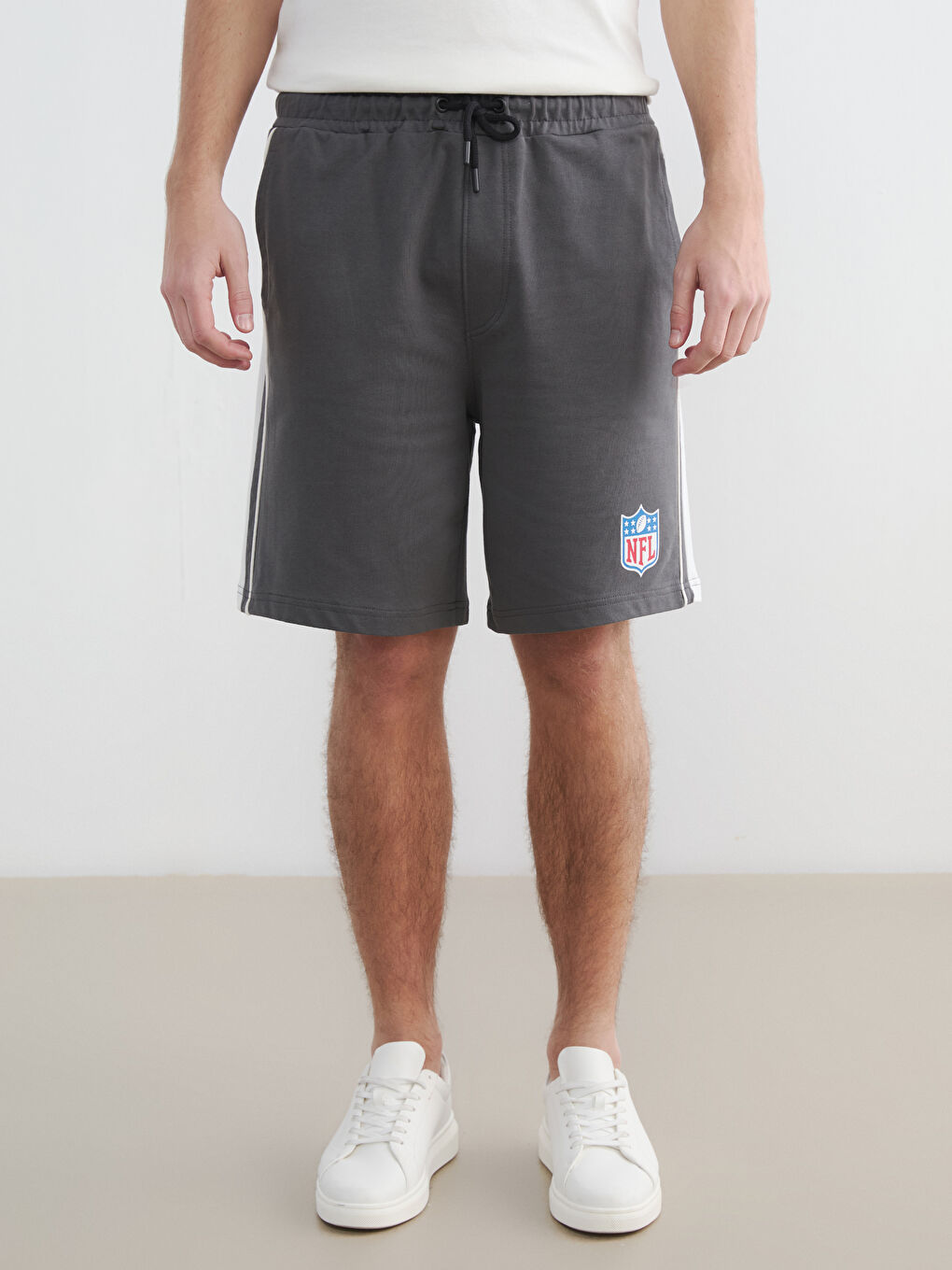 Antrasit Standart Kalıp NFL Baskılı Erkek Şort-1