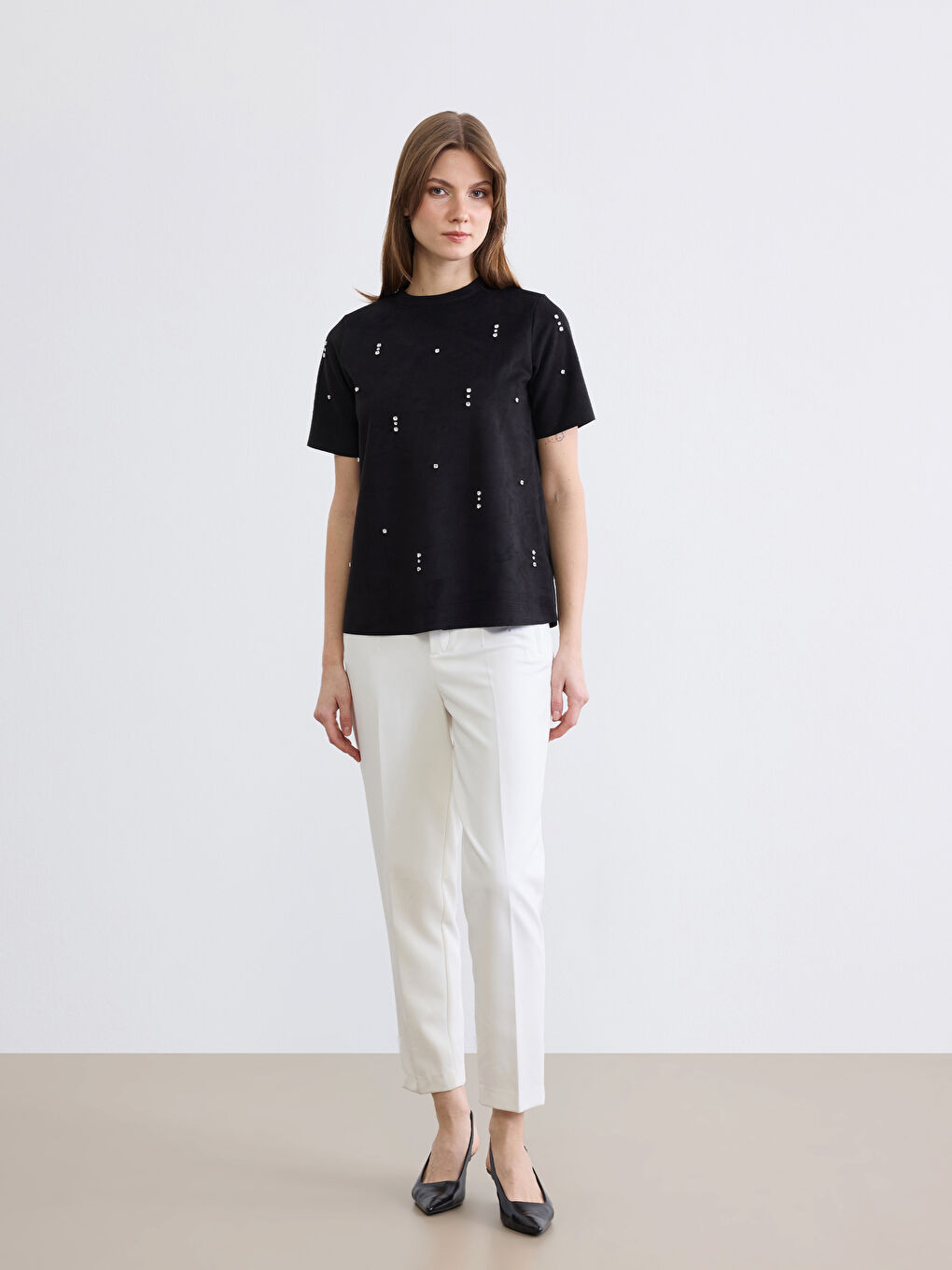 Siyah Bisiklet Yaka Taşlı Kadın Süet Görünümlü Tişört-1