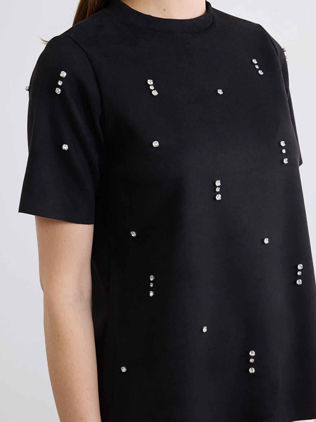 Siyah Bisiklet Yaka Taşlı Kadın Süet Görünümlü Tişört-2