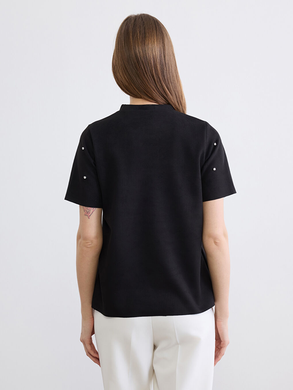 Siyah Bisiklet Yaka Taşlı Kadın Süet Görünümlü Tişört-3