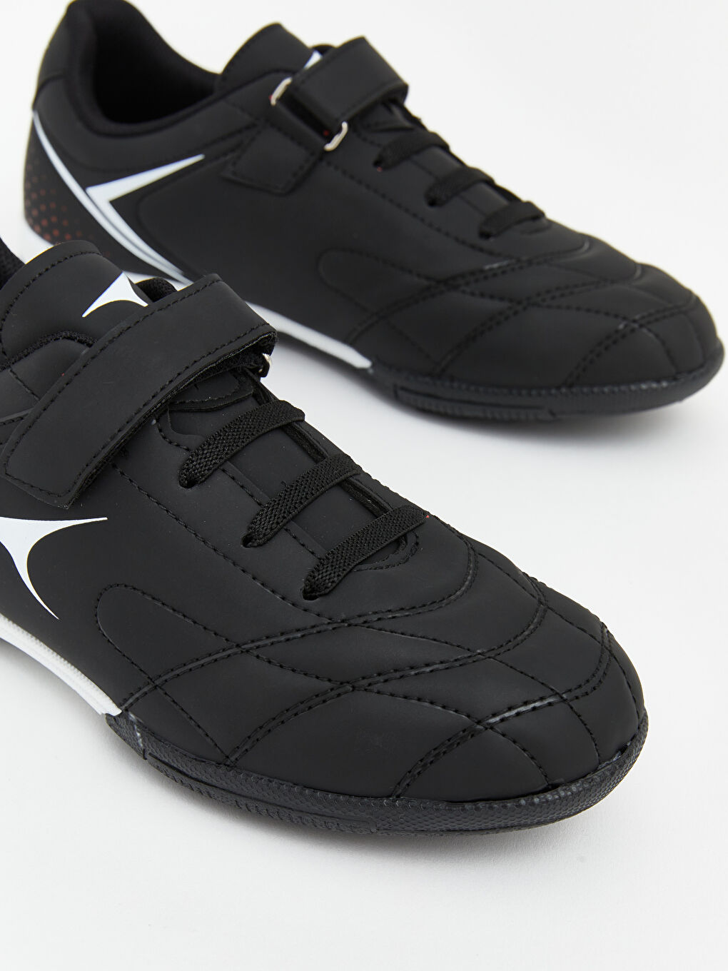 Siyah Deri Görünümlü Erkek Çocuk Halı Saha Ayakkabısı-2