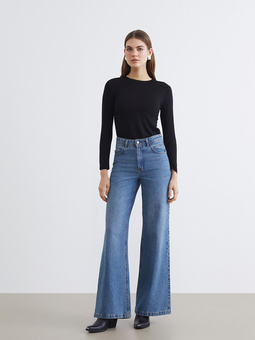 Siyah Bisiklet Yaka Kadın Tişört-1