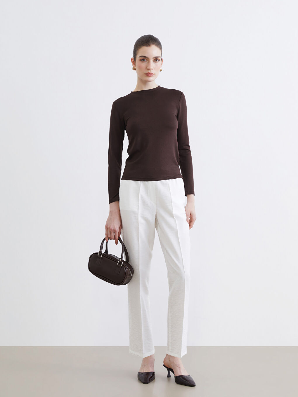 Kahverengi Bisiklet Yaka Kadın Tişört-1