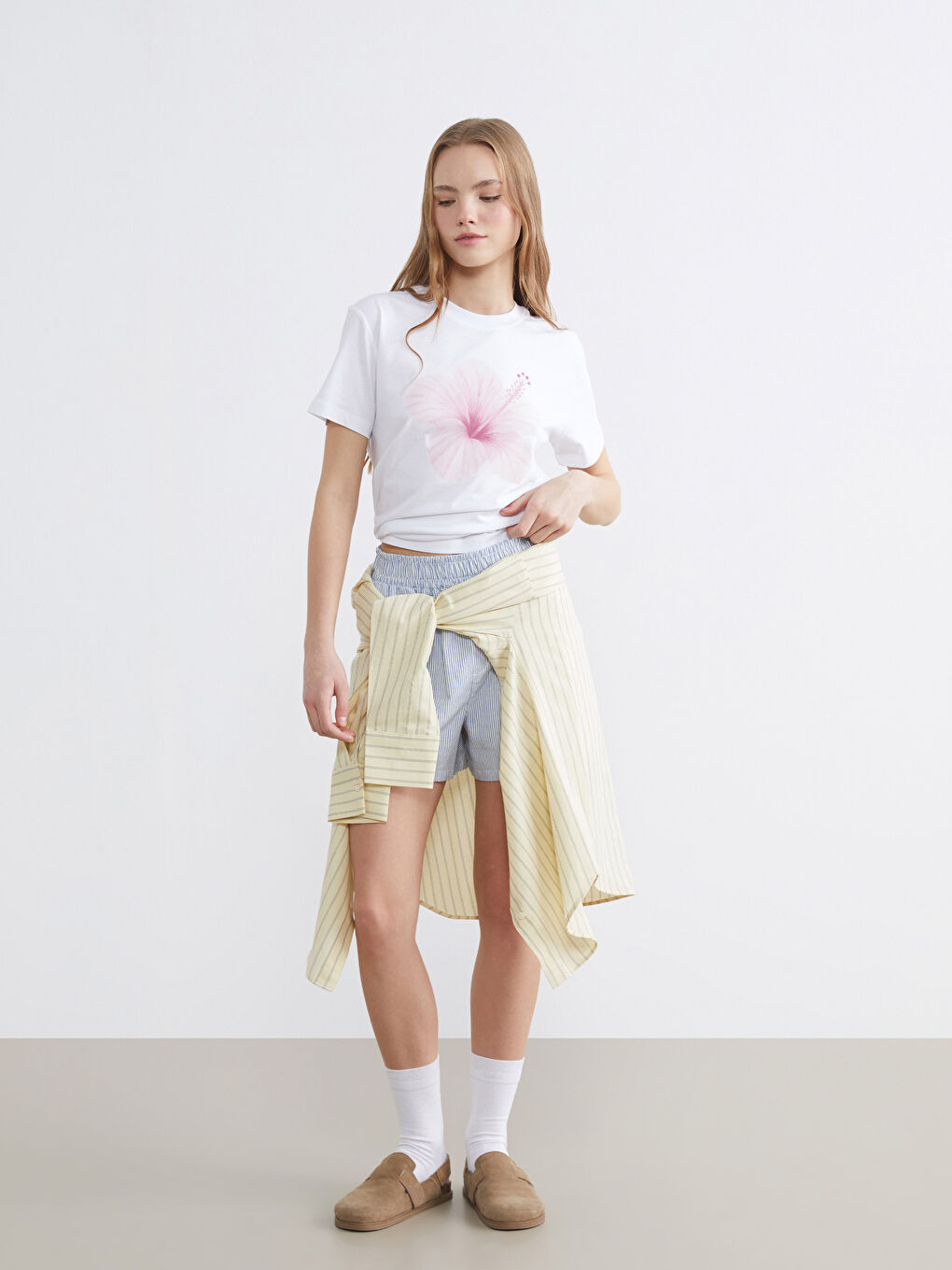 Beyaz Bisiklet Yaka Çiçek Baskılı Kadın Tişört-1