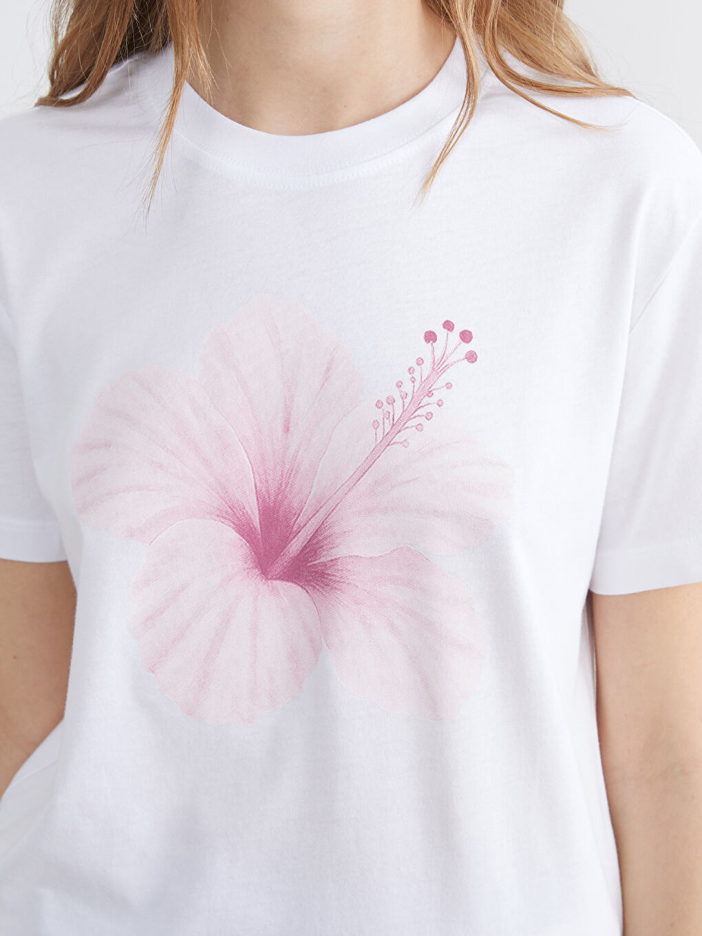 Beyaz Bisiklet Yaka Çiçek Baskılı Kadın Tişört-2