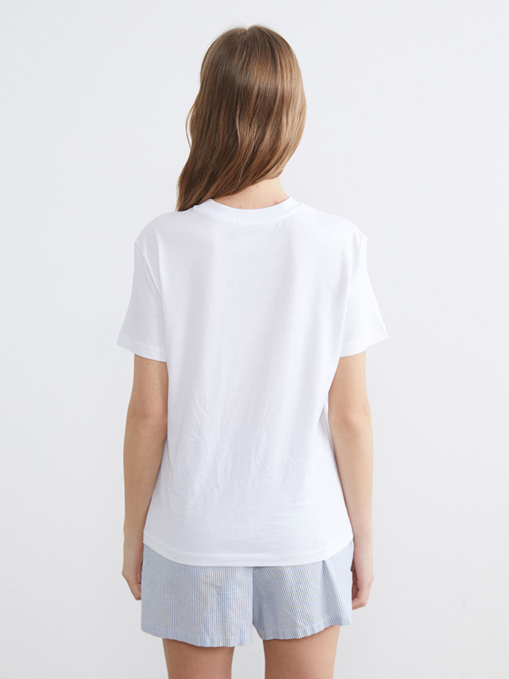 Beyaz Bisiklet Yaka Çiçek Baskılı Kadın Tişört-3