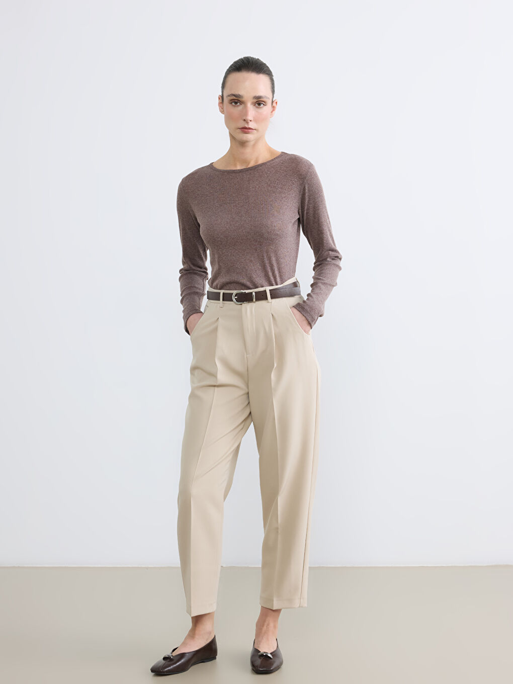 Bej Beli Kemerli Pileli Kadın Kumaş Pantolon