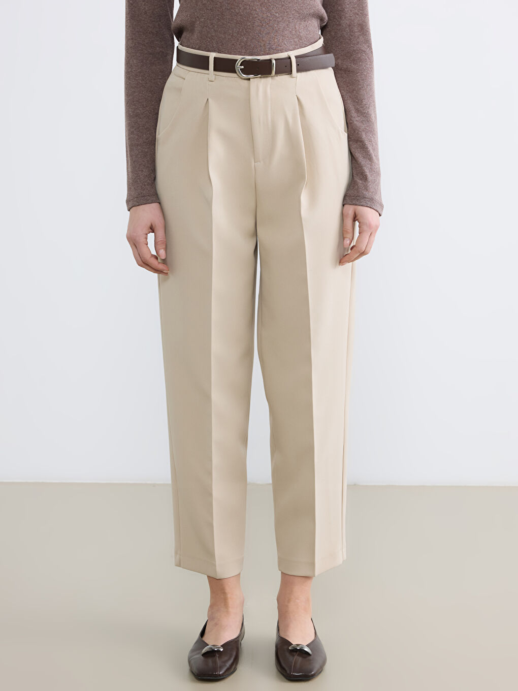 Bej Beli Kemerli Pileli Kadın Kumaş Pantolon-1