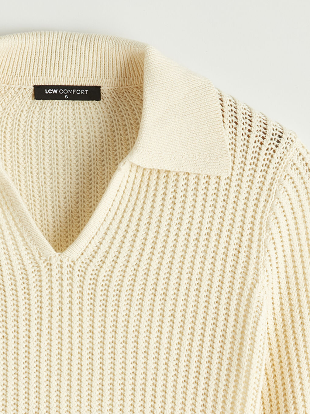 Жіночий трикотажний светр з коміром-поло та ажурною в'язкою-6