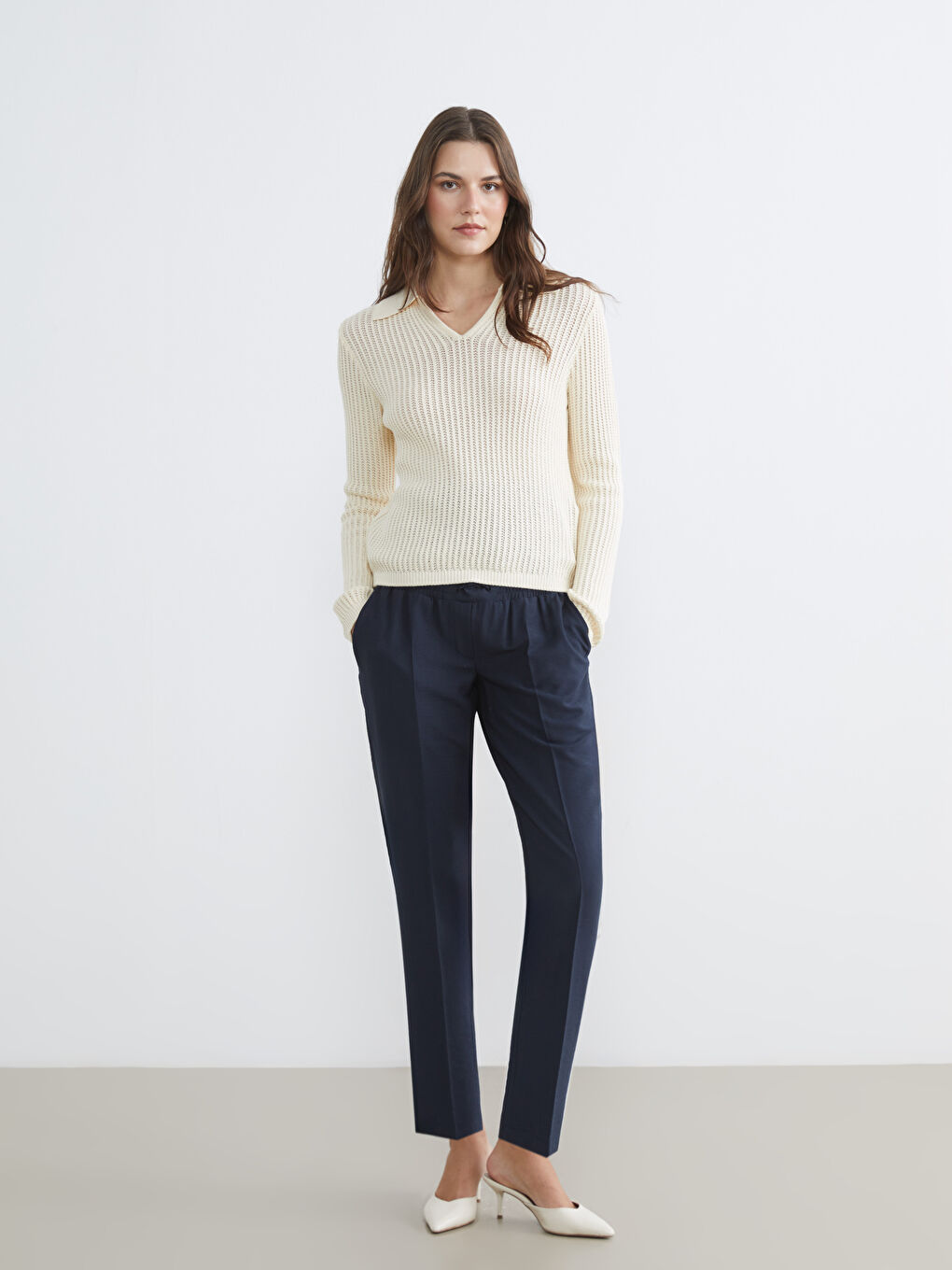 Жіночий трикотажний светр з коміром-поло та ажурною в'язкою-1