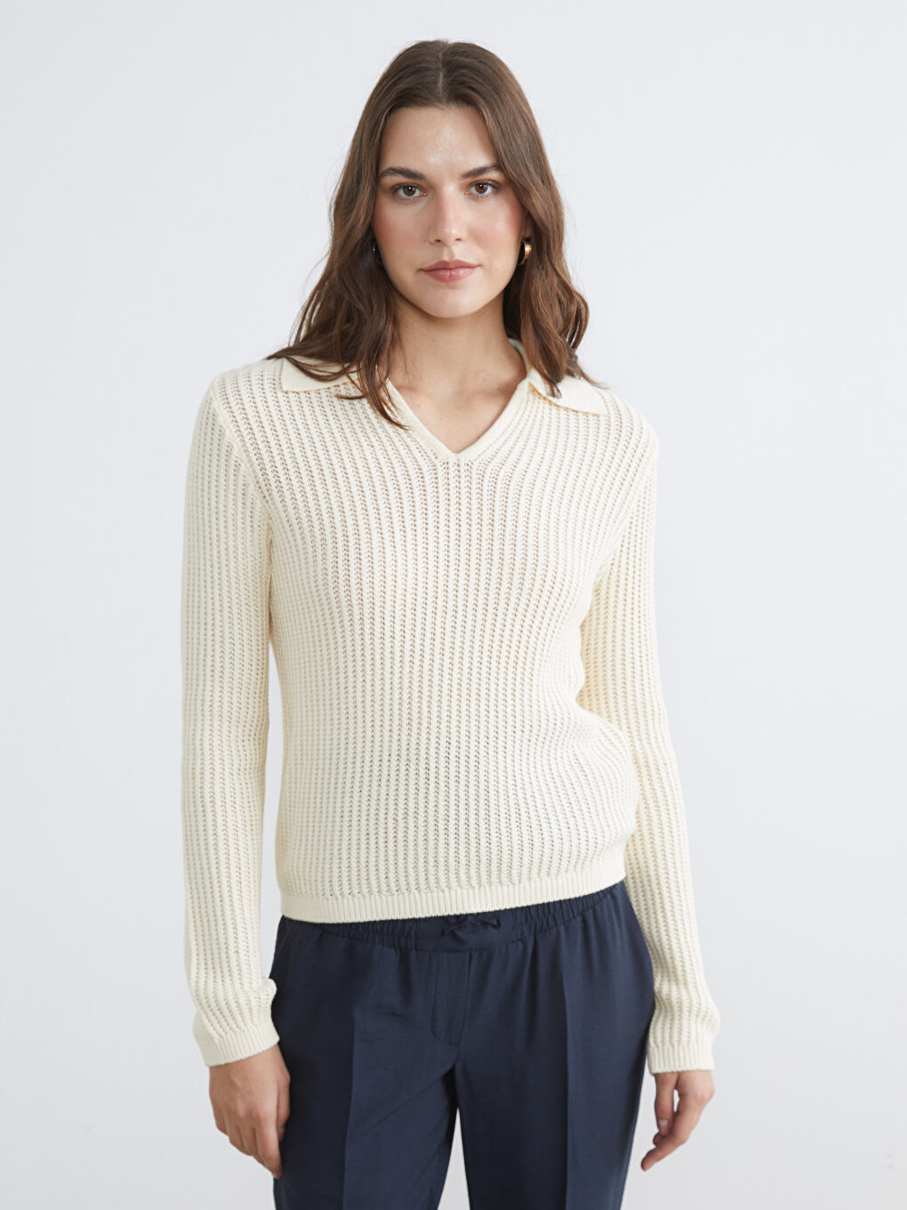 Жіночий трикотажний светр з коміром-поло та ажурною в'язкою-3