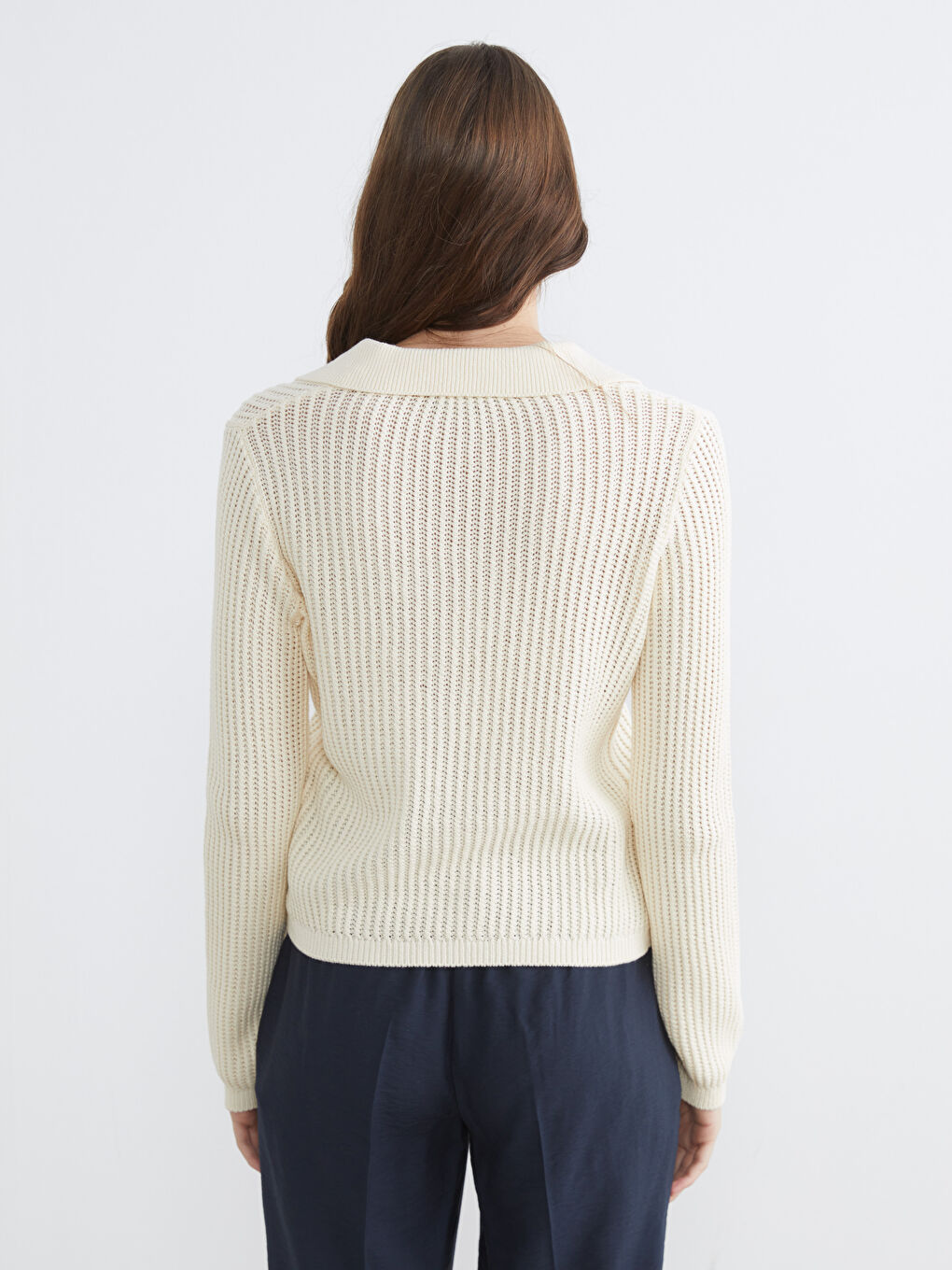 Жіночий трикотажний светр з коміром-поло та ажурною в'язкою-4