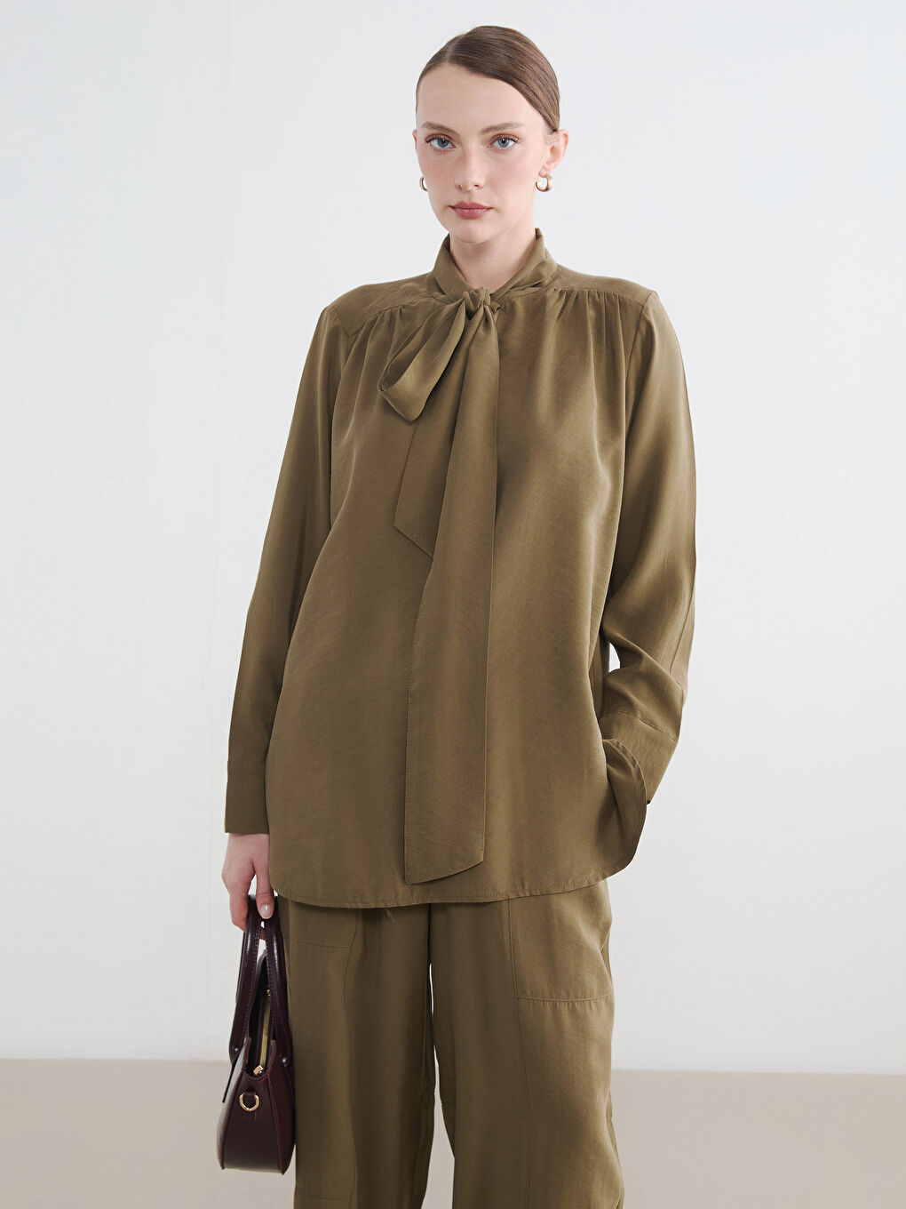 بلوزة مكشكشة أوفراسايز بياقة مربوطة-1