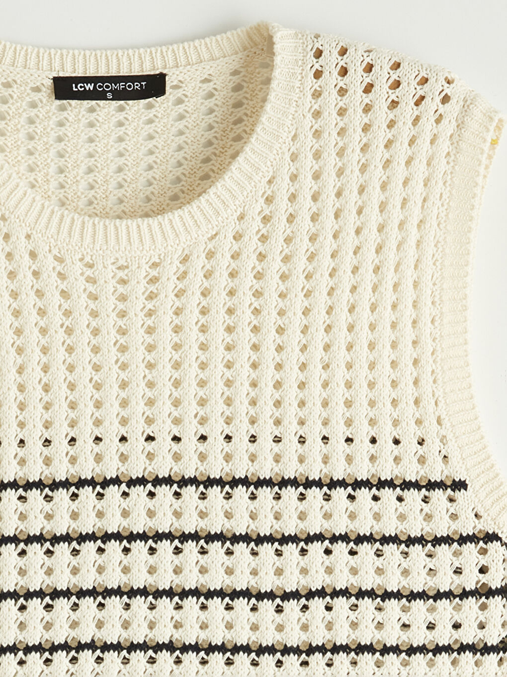 Женский трикотажный свитер-жилет с круглым вырезом и ажурной вязкой-5