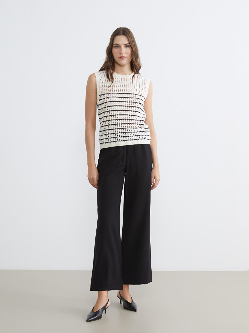 Женский трикотажный свитер-жилет с круглым вырезом и ажурной вязкой-1