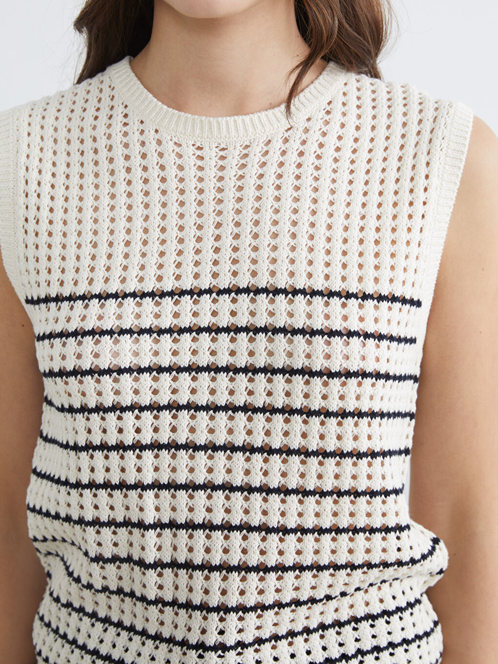 Женский трикотажный свитер-жилет с круглым вырезом и ажурной вязкой-2