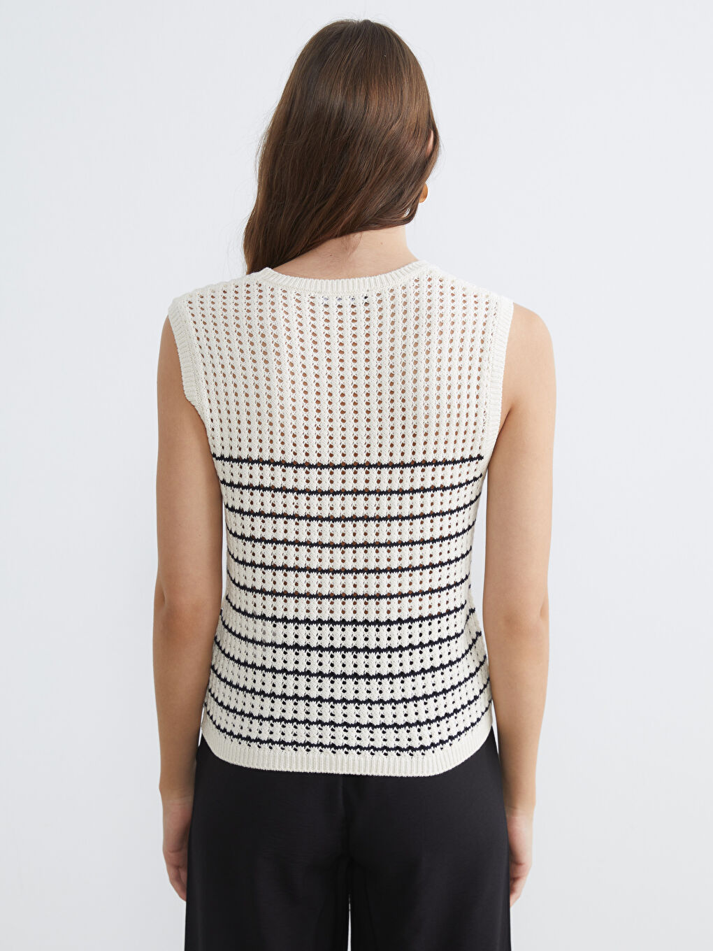 Женский трикотажный свитер-жилет с круглым вырезом и ажурной вязкой-3