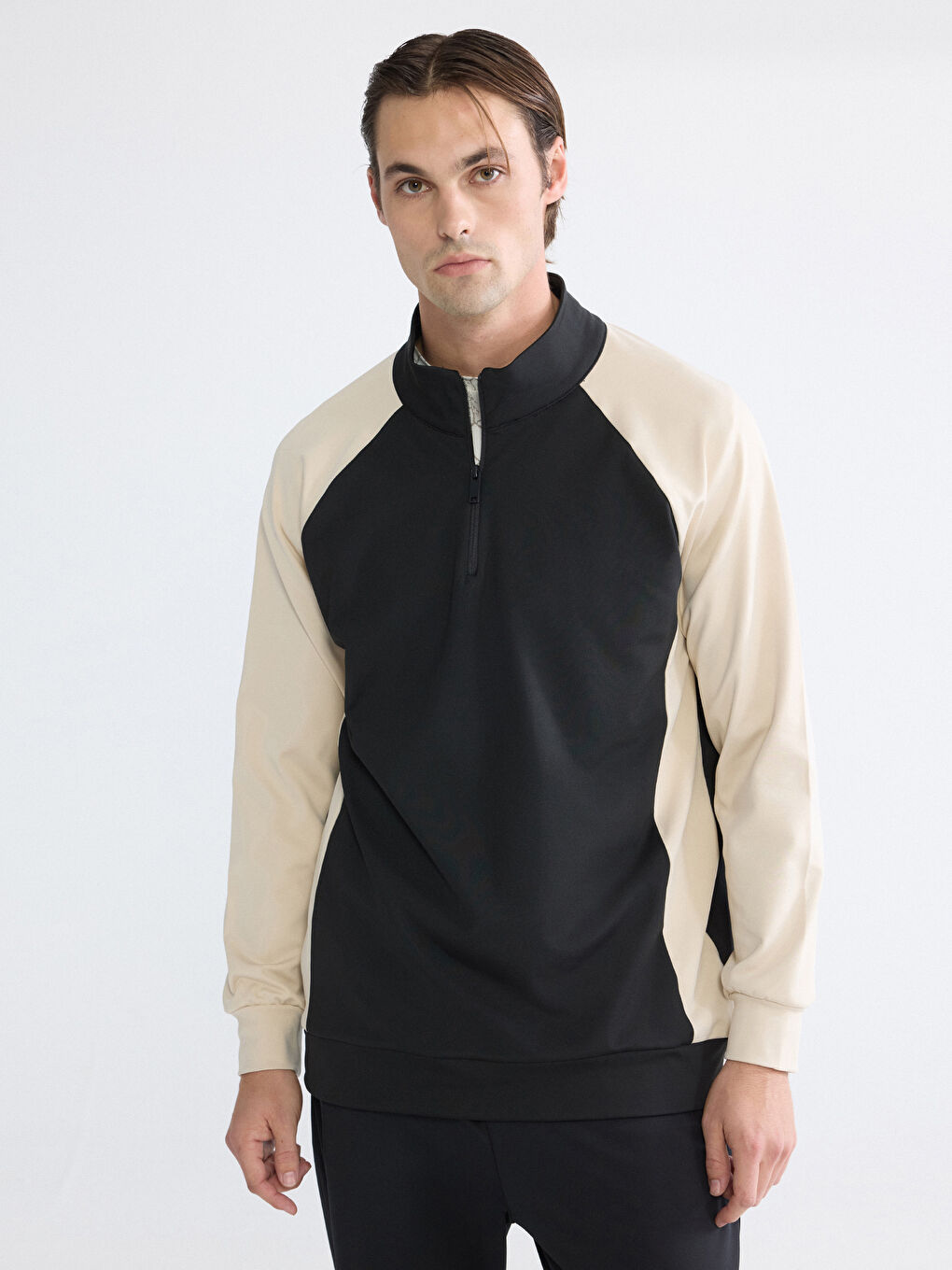 Siyah Dik Yaka Renk Bloklu Erkek Sweatshirt