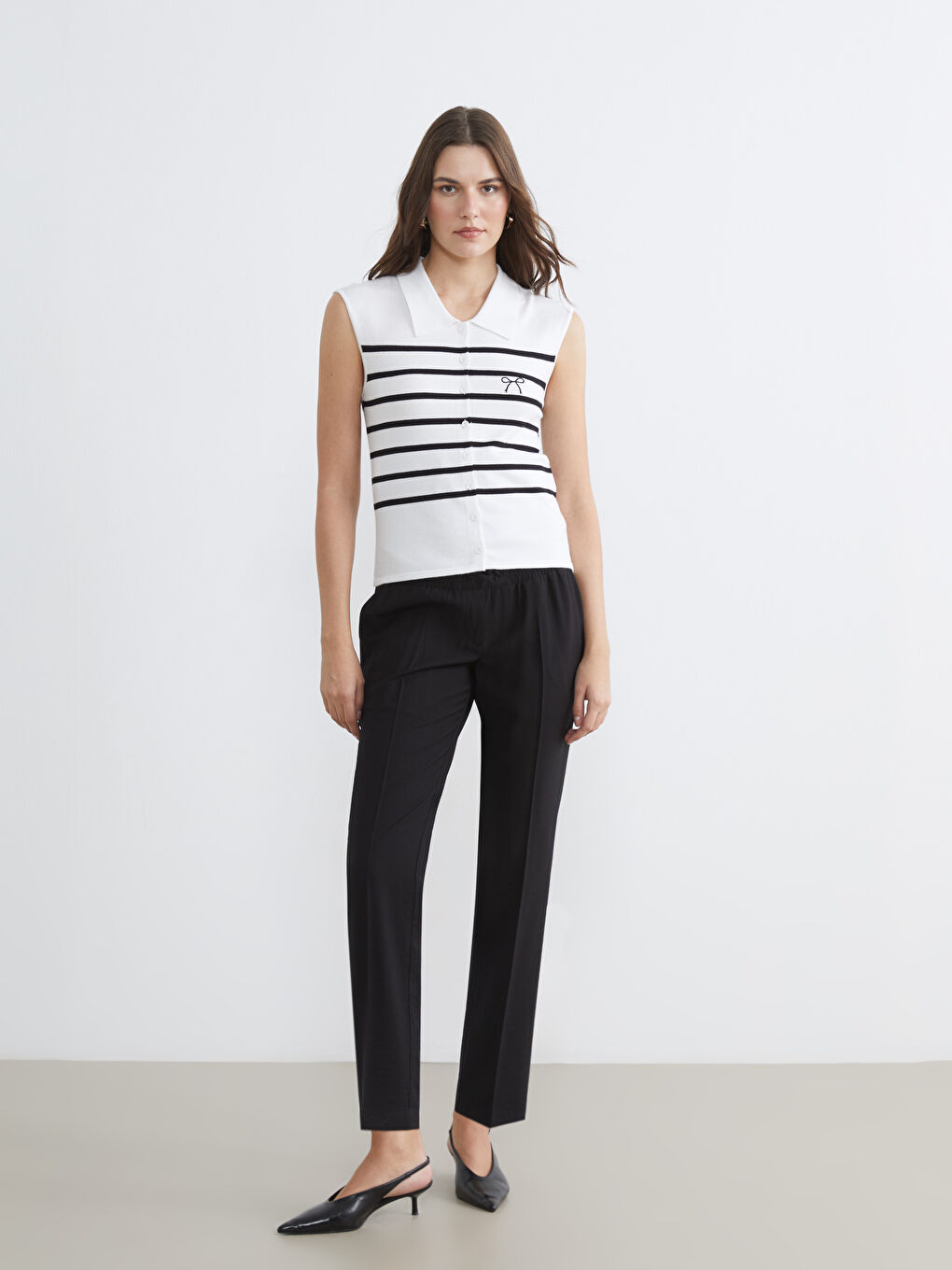 Женский трикотажный жилет в полоску с воротником-поло-1