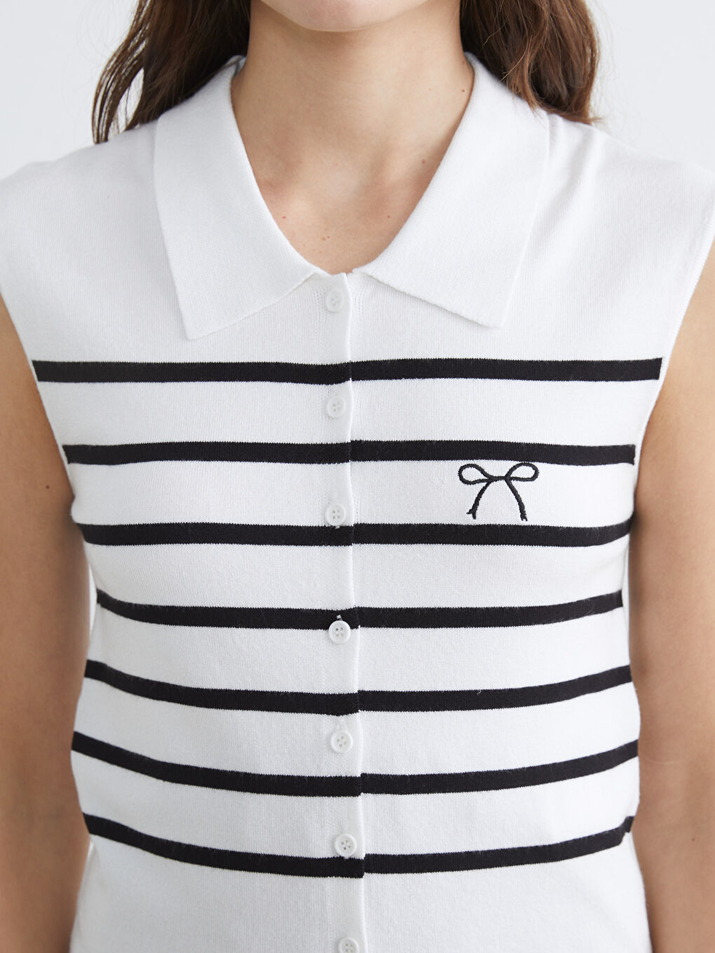 Женский трикотажный жилет в полоску с воротником-поло-2