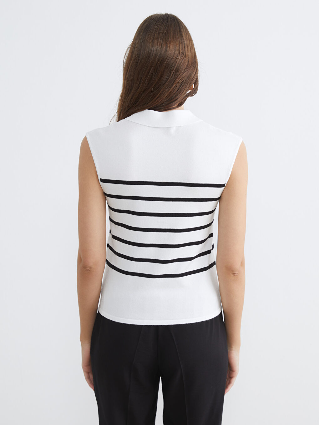 Женский трикотажный жилет в полоску с воротником-поло-3