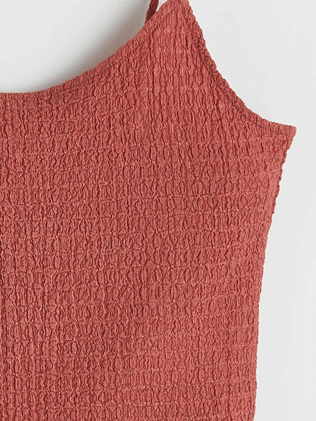 Дамски текстуриран потник с U-образно деколте и презрамки-5
