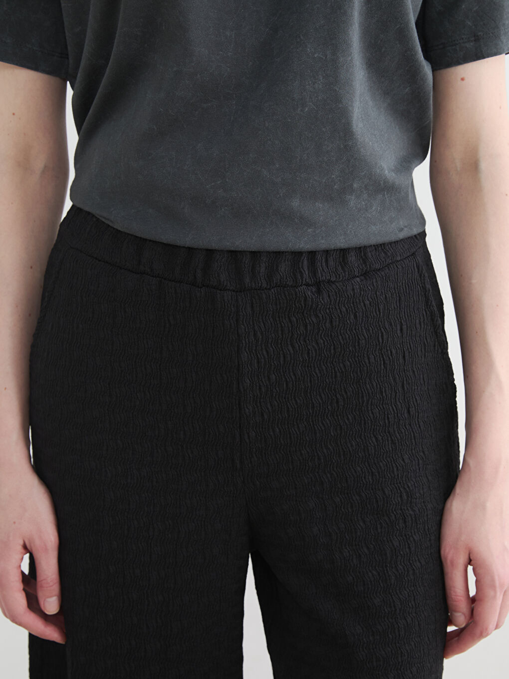 Siyah Beli Lastikli Dokulu Kadın Pantolon-2