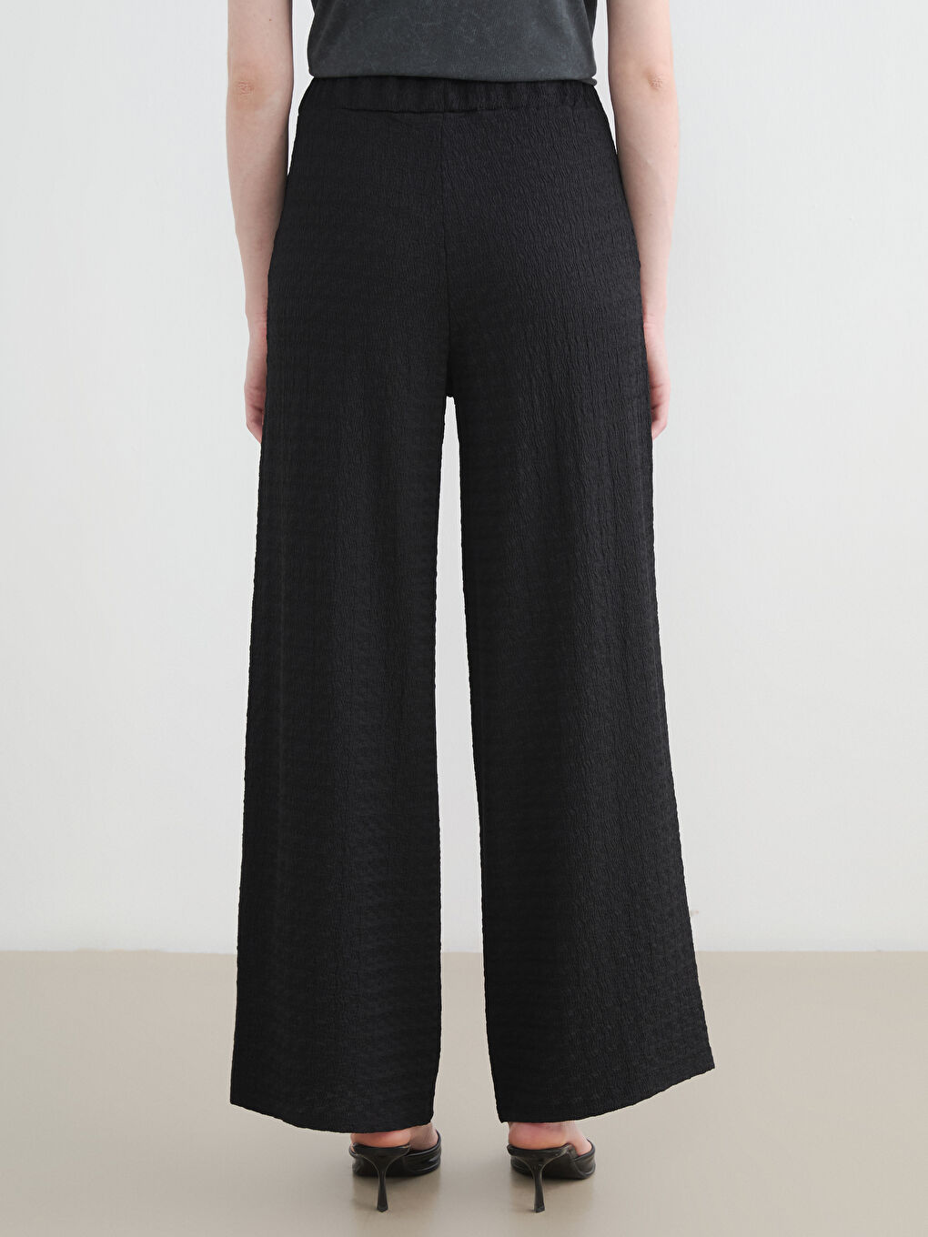 Siyah Beli Lastikli Dokulu Kadın Pantolon-3