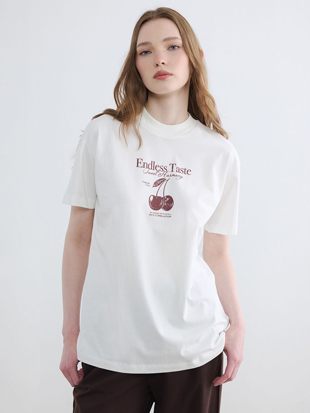 Beyaz Bisiklet Yaka Baskılı Kadın Tişört