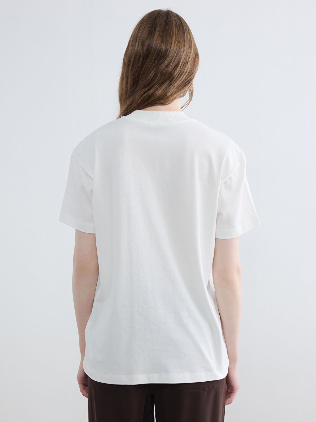 Beyaz Bisiklet Yaka Baskılı Kadın Tişört-3