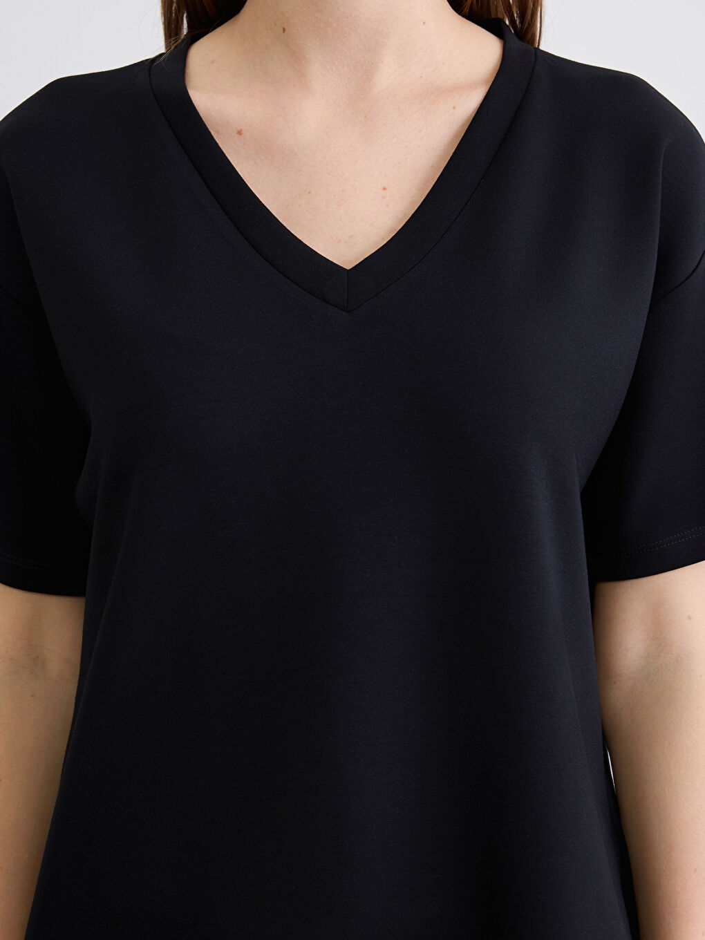 Siyah V Yaka Soft Touch Kadın Tişört-2