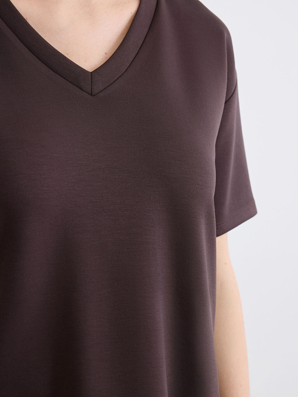 Kahverengi V Yaka Soft Touch Kadın Tişört-2