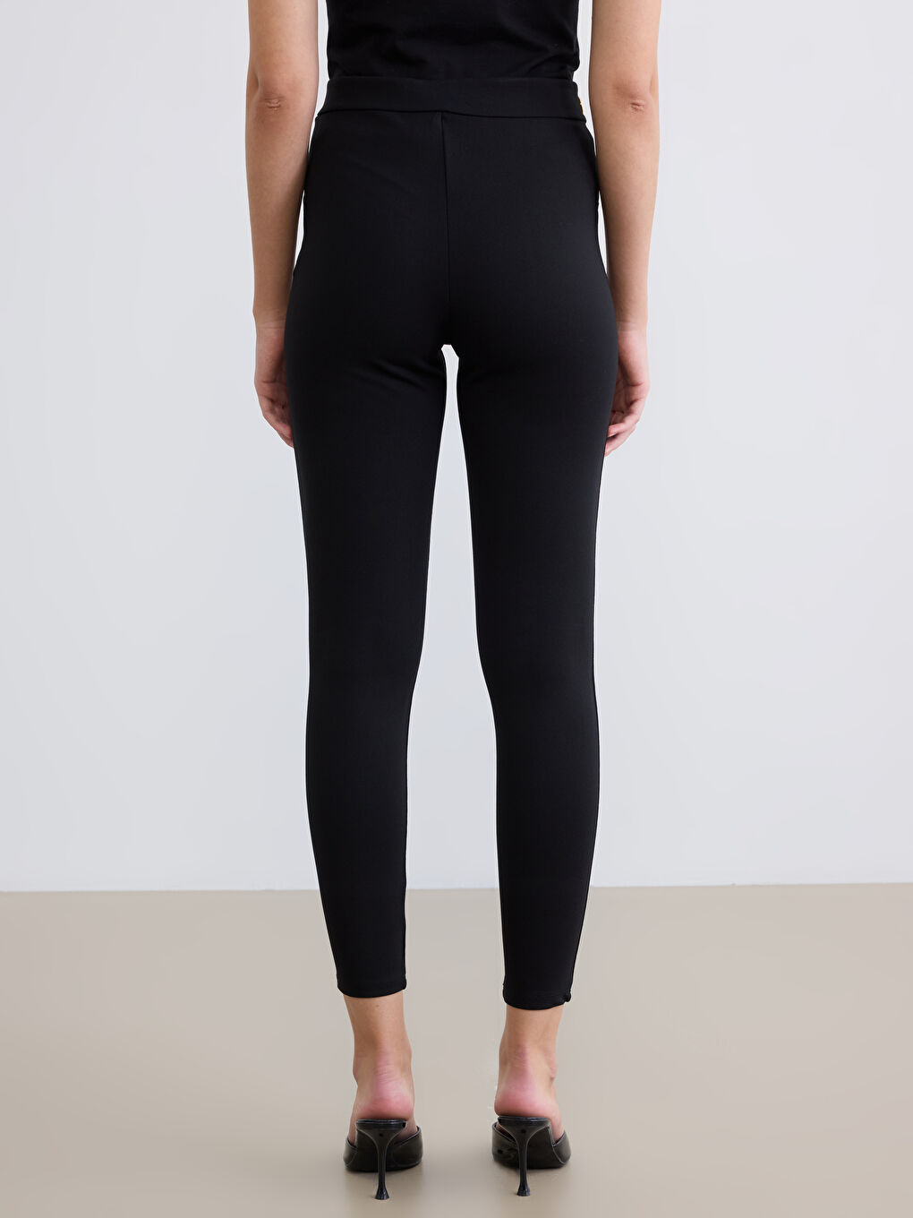 Ekstra Slim Fit Ženske Pantalone sa Metalnim Aplikacijama-3