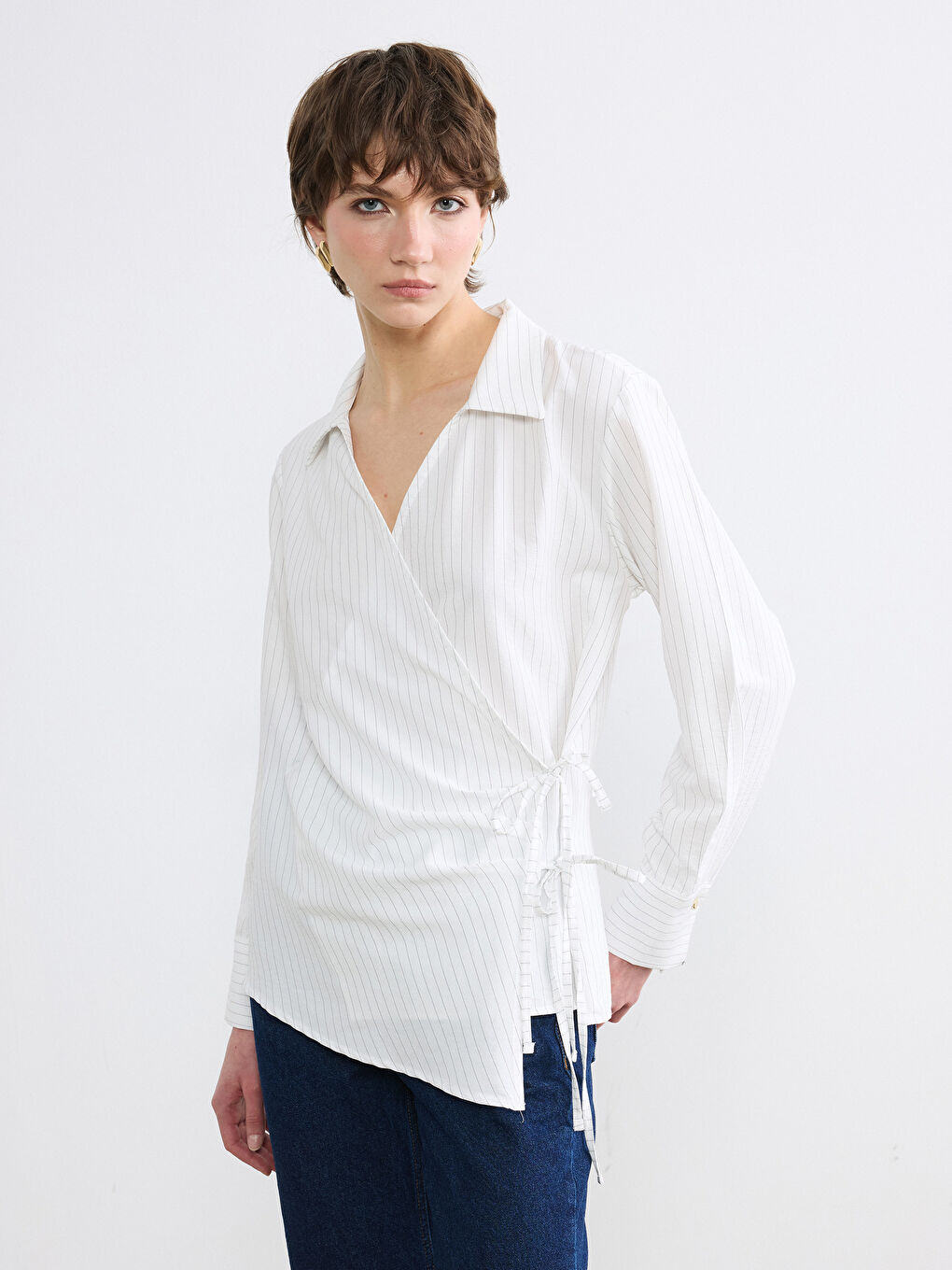 Beyaz Kruvaze Kesim Bağlama Detaylı Kadın Gömlek