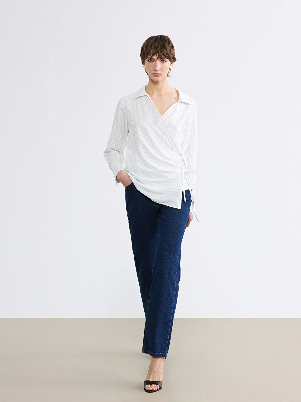 Beyaz Kruvaze Kesim Bağlama Detaylı Kadın Gömlek-1