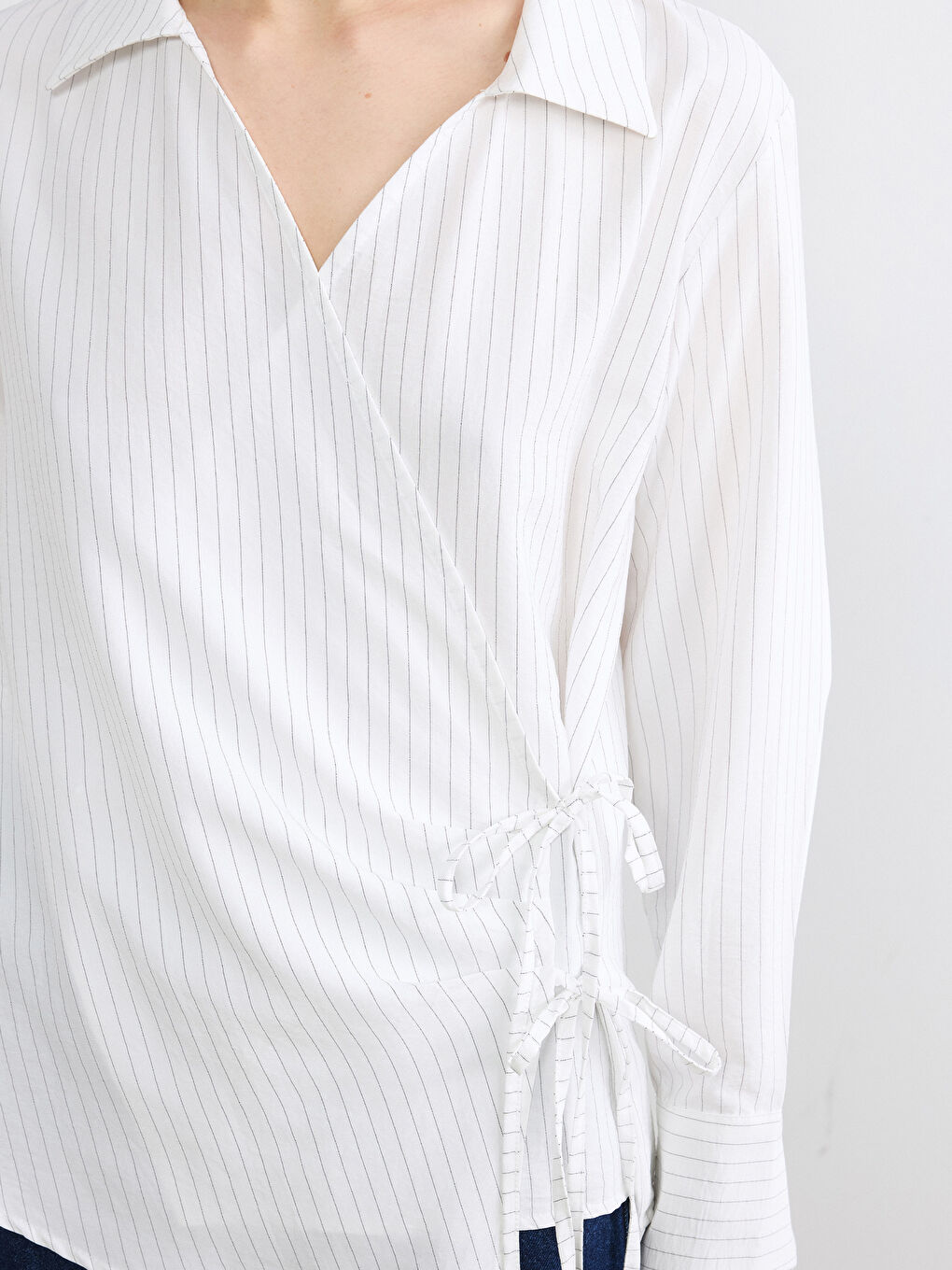 Beyaz Kruvaze Kesim Bağlama Detaylı Kadın Gömlek-2