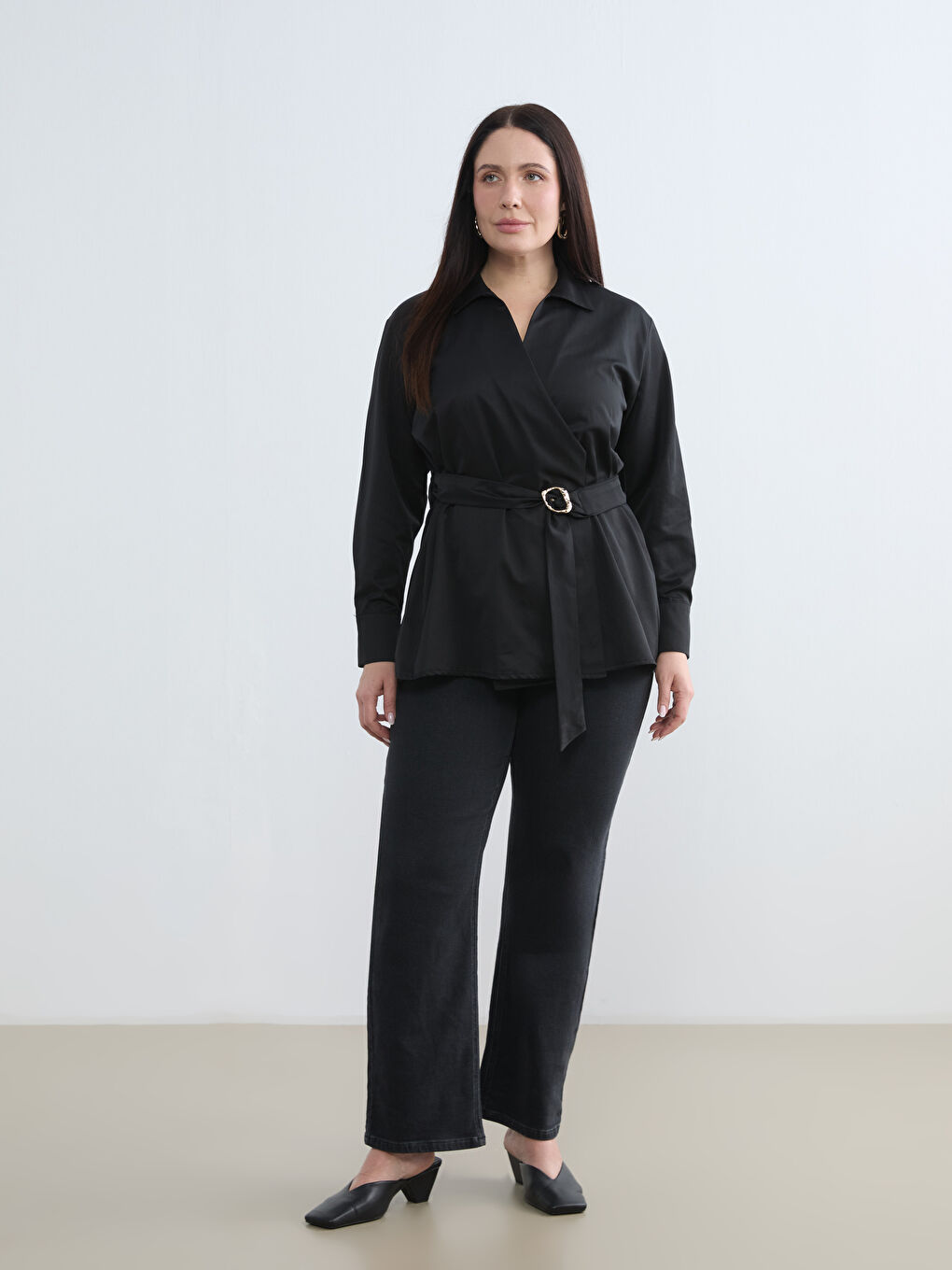 Siyah Büyük Beden Gömlek Yaka Beli Kemerli Saten Bluz-1