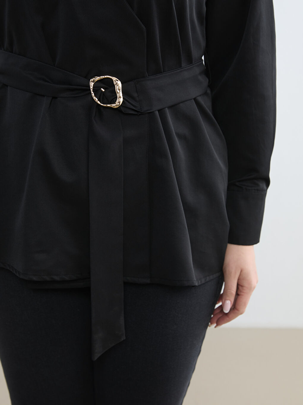 Siyah Büyük Beden Gömlek Yaka Beli Kemerli Saten Bluz-2