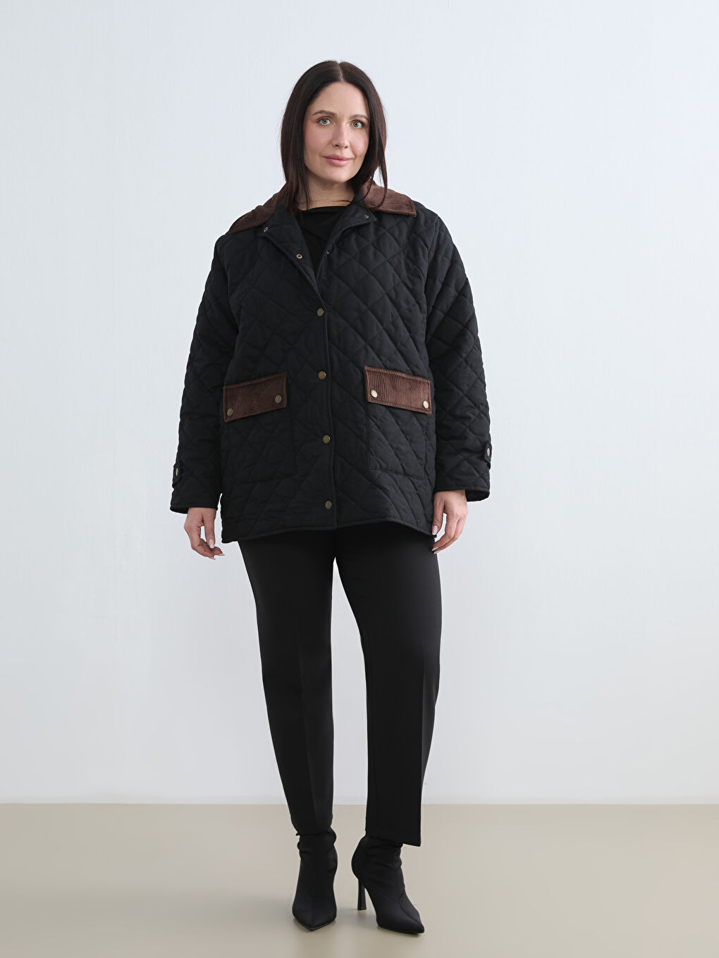 Siyah Büyük Beden Kadife Yaka Kapitone Kadın Mont-1