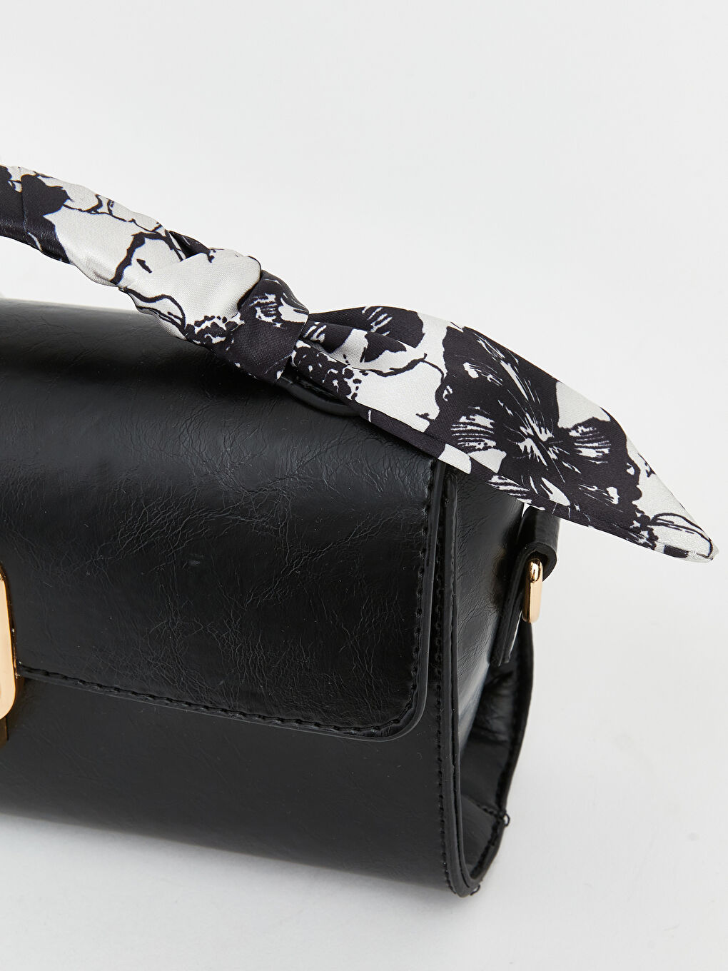 Siyah Deri Görünümlü Fularlı Kadın Omuz Çantası-2